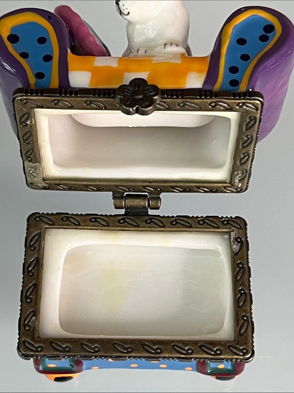 Limoges Style - Whimsical Cat-On-Chair Hand Painted Metal Hinged Trinket Box - Picture 6 of 7